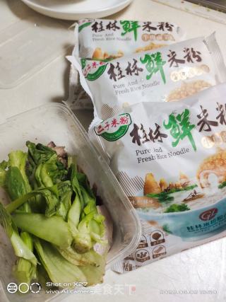 鸭肉煮米粉的做法步骤：2