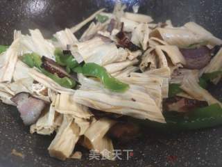 腊肉炒腐竹的做法步骤：6