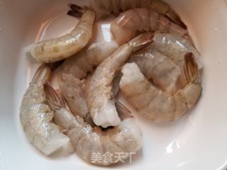 蒜蓉黄油虾的做法步骤：1
