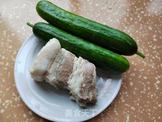 回锅肉炒黄瓜的做法步骤：1