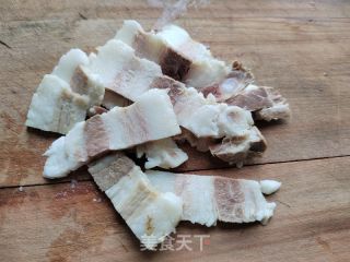 回锅肉炒黄瓜的做法步骤：2