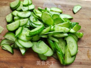 回锅肉炒黄瓜的做法步骤：3