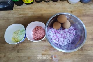 洋葱火腿鸡蛋饼的做法步骤：1