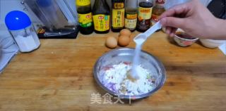 洋葱火腿鸡蛋饼的做法步骤：2