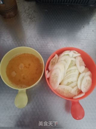 简易版黄瓜炒鸡蛋的做法步骤：2