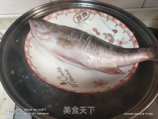 葱香蒸鲈鱼的做法步骤：2