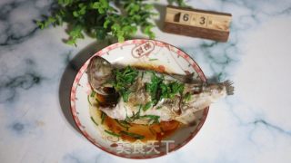 葱香蒸鲈鱼的做法步骤：5