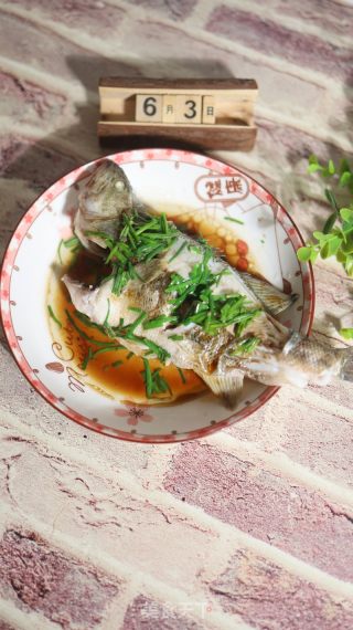 葱香蒸鲈鱼的做法步骤：6