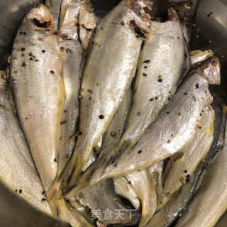 香煎油扣（黄鲫鱼）的做法步骤：1