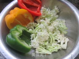彩椒炒花菜的做法步骤：1