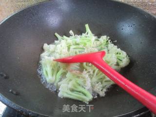 彩椒炒花菜的做法步骤：4
