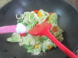 彩椒炒花菜的做法步骤：6