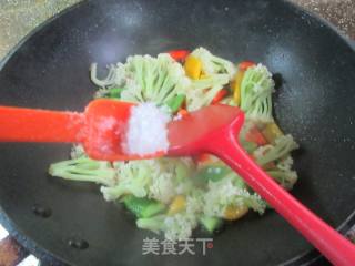 彩椒炒花菜的做法步骤：7