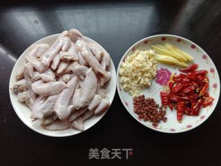 麻辣鸡翅尖的做法步骤：1