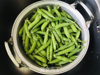 白水煮豌豆荚的做法步骤：2