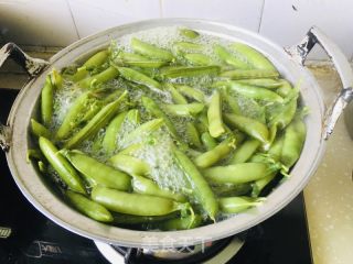 白水煮豌豆荚的做法步骤：4