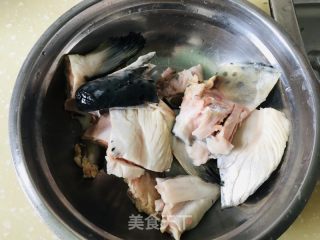 砂锅三文鱼头的做法步骤：1