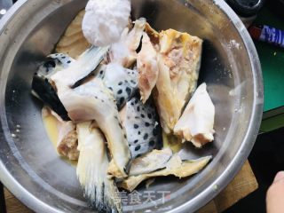 砂锅三文鱼头的做法步骤：2