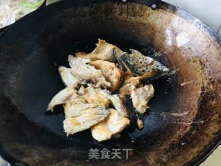 砂锅三文鱼头的做法步骤：4