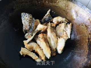 砂锅三文鱼头的做法步骤：5