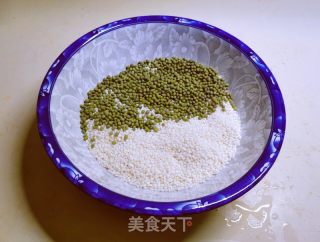 端午粽子~绿豆红枣粽的做法步骤：1