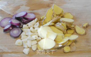 生姜麻油鸡腿的做法步骤：1