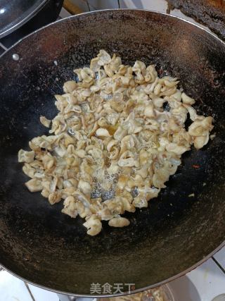 青椒爆肥肠的做法步骤：1