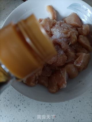黄瓜炒鸡丁的做法步骤：3