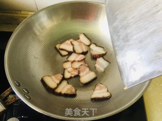 黑豆豉萝卜干炒腊肉的做法步骤：2