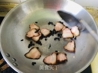 黑豆豉萝卜干炒腊肉的做法步骤：4