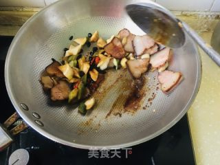 黑豆豉萝卜干炒腊肉的做法步骤：8