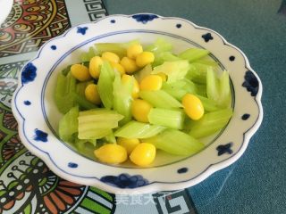 西芹炒白果的做法