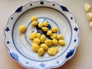 西芹炒白果的做法步骤：2