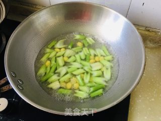 西芹炒白果的做法步骤：4