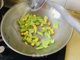 西芹炒白果的做法步骤：7