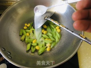 西芹炒白果的做法步骤：8