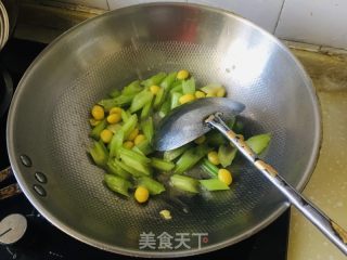 西芹炒白果的做法步骤：12