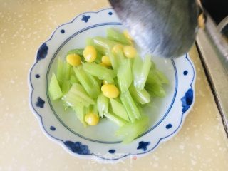 西芹炒白果的做法步骤：13