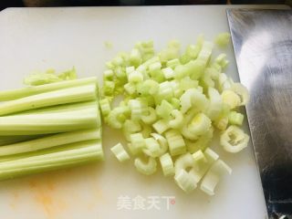 盐渍芹菜心的做法步骤：1