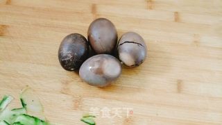 卤蛋拼盘的做法步骤：1