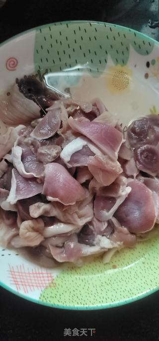 青瓜炒鹅三宝的做法步骤：1