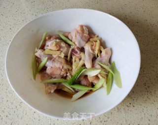 香酥炸鸡腿的做法步骤：2