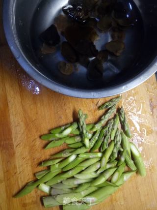 芦笋木耳炒鸡蛋的做法步骤：1