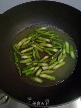 芦笋木耳炒鸡蛋的做法步骤：2