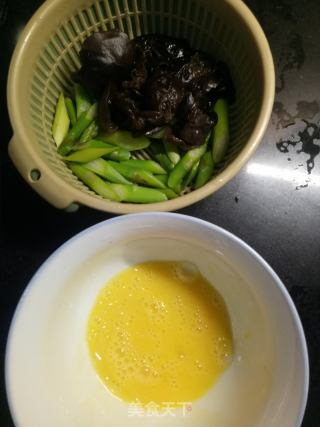 芦笋木耳炒鸡蛋的做法步骤：5