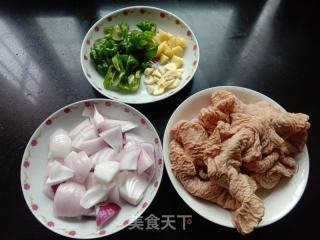 青椒洋葱炒肥肠的做法步骤：1