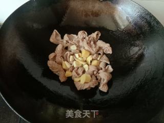 青椒洋葱炒肥肠的做法步骤：4