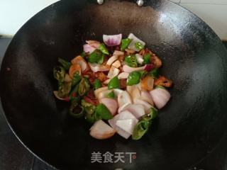 青椒洋葱炒肥肠的做法步骤：6