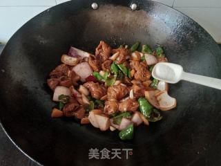 青椒洋葱炒肥肠的做法步骤：7