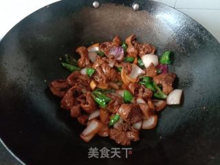 青椒洋葱炒肥肠的做法步骤：8